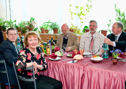 Конференц-ужин. На снимке (слева-направо) А.Н. Фролов, Е.И. Овсянникова, И.В. Шамшев, И.Я. Гричанов, А.К. Лысов